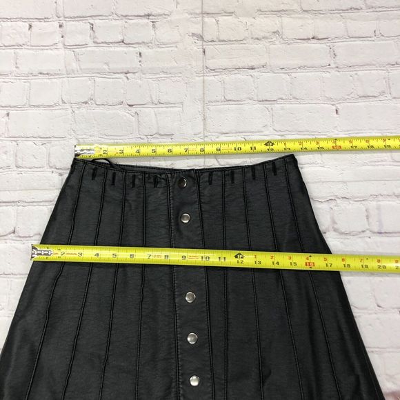 Free People Women Faux Leather Snap Button Mini Skirt Size 2 Black M122 -28 - Picture 2 of 15